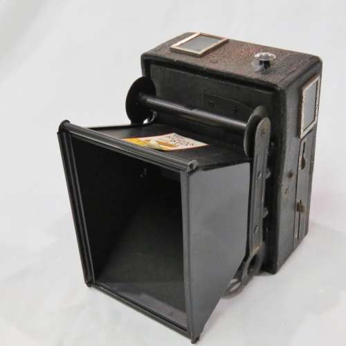 Vintage Kodak Six-20 Popular Brownie box camera