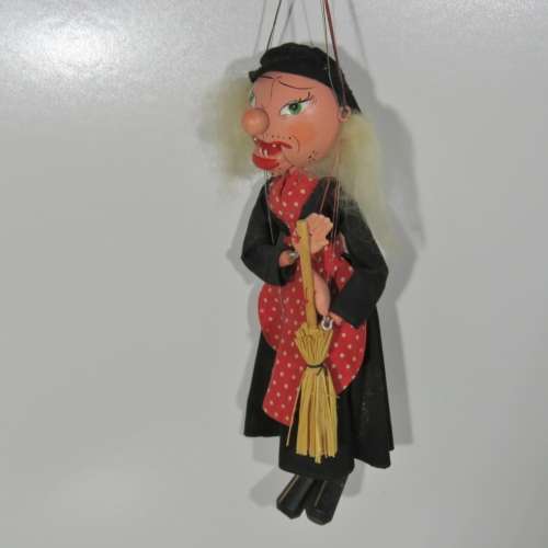 Pelham Puppets SM Witch marionette in box