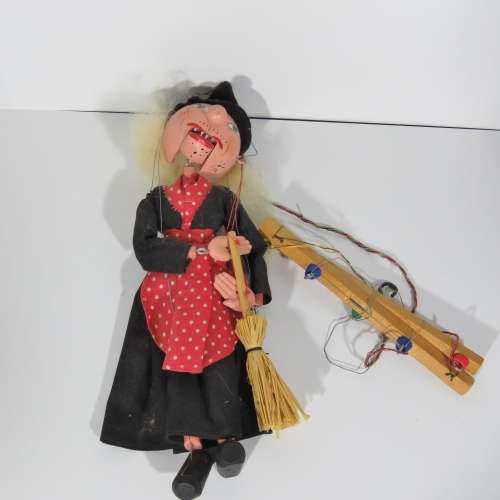 Pelham Puppets SM Witch marionette in box