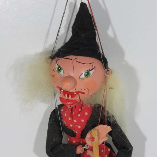 Pelham Puppets SM Witch marionette in box