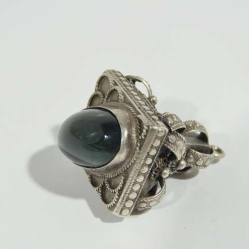 Antique silver pendant with semi-precious stone - Weighs 11,4 grams