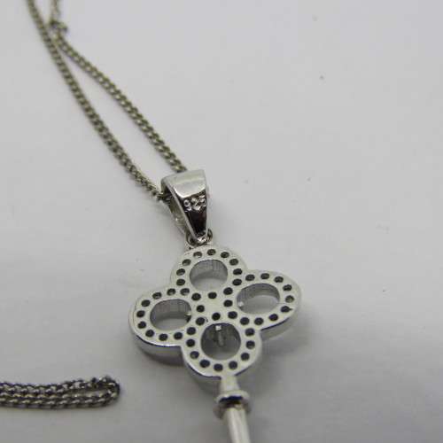 Sterling silver necklace with key pendant - Weighs 3.4grams - Size: 27cm