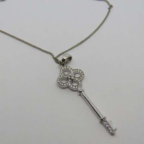Sterling silver necklace with key pendant - Weighs 3.4grams - Size: 27cm