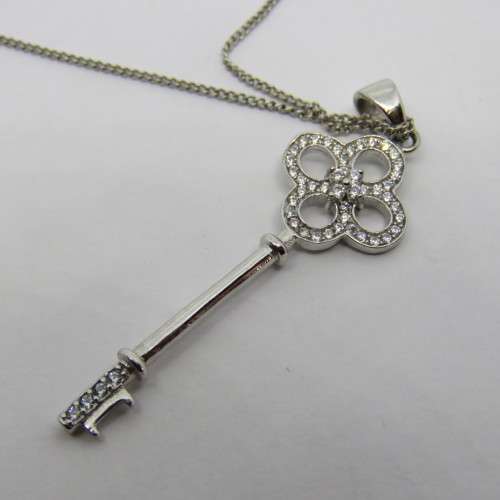 Sterling silver necklace with key pendant - Weighs 3.4grams - Size: 27cm