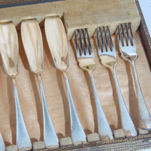 Vintage EPNS fish forks and knives set in case - Case size 22 x 37 cm