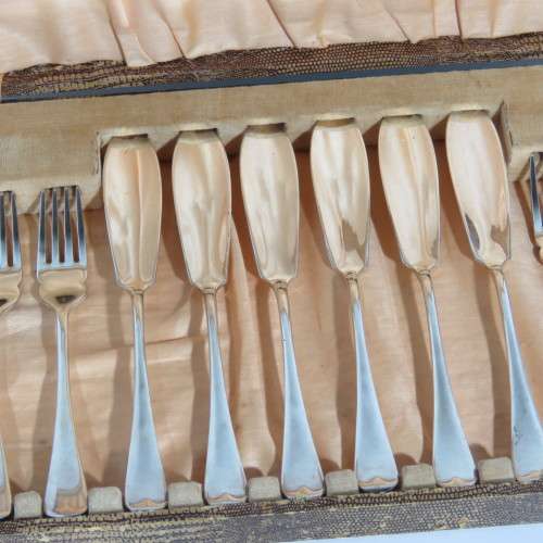 Vintage EPNS fish forks and knives set in case - Case size 22 x 37 cm