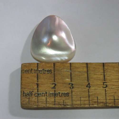 Oval shaped mabe pearl - 34.04mm x 28.2mm