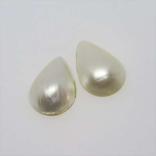 Pair of pear shaped mabe pearls - 23.06mm x 16.03mm and 24.04mm x 15.98mm
