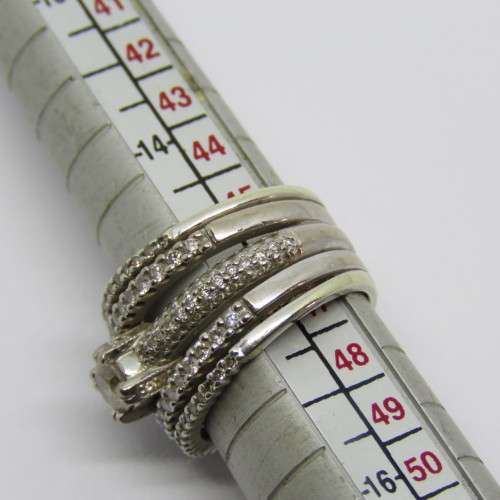 18kt White gold diamond ring with 9kt white gold bands Size H -0.28ct Diamond and 134 small diamonds