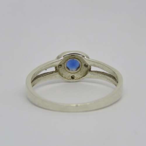 Sterling silver ring with blue glass stone - Weighs 1,9 grams - Size Q