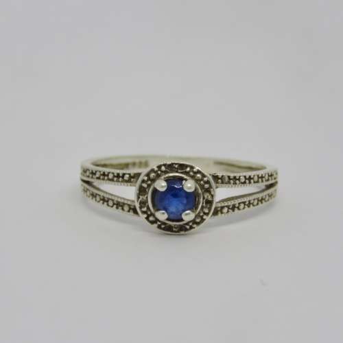 Sterling silver ring with blue glass stone - Weighs 1,9 grams - Size Q