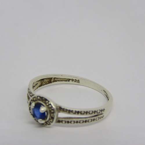 Sterling silver ring with blue glass stone - Weighs 1,9 grams - Size Q