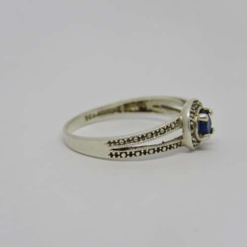 Sterling silver ring with blue glass stone - Weighs 1,9 grams - Size Q