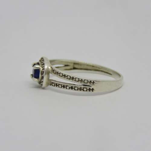 Sterling silver ring with blue glass stone - Weighs 1,9 grams - Size Q