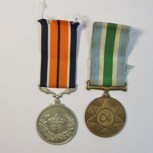 Set of 2 SA medals issued to Japie Prins - General service and unltas medals