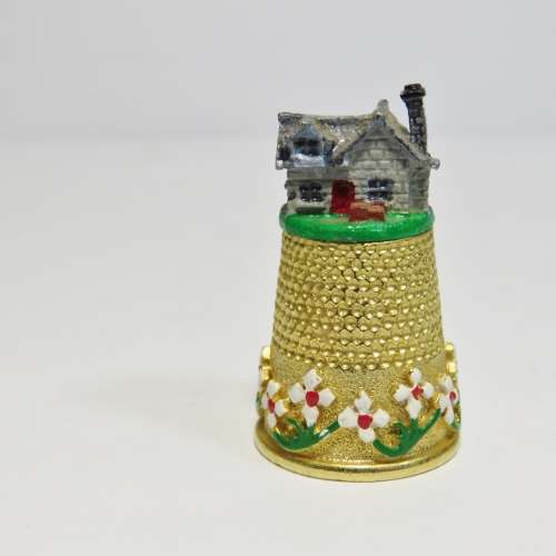 Vintage goldplated thimble village