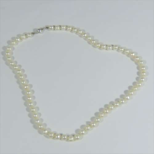 Vintage string of pearls with silver clasp