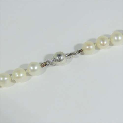 Vintage string of pearls with silver clasp
