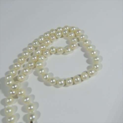 Vintage string of pearls with silver clasp