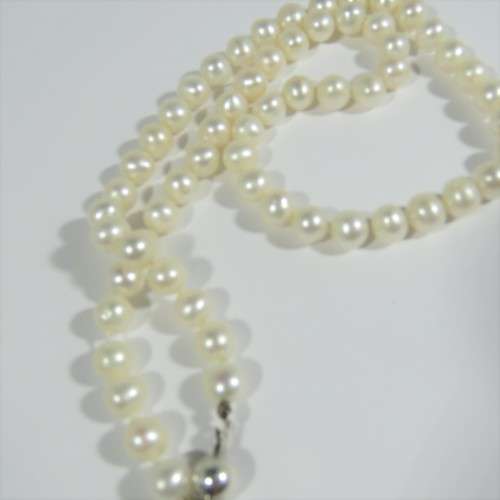 Vintage string of pearls with silver clasp