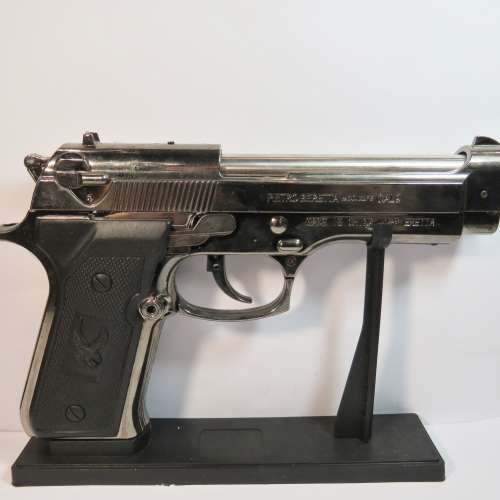 Pietro Beretta Mod.22FS Cal 9 pistol shaped lighter - Needs gas - With stand
