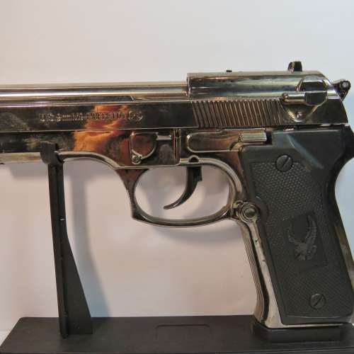 Pietro Beretta Mod.22FS Cal 9 pistol shaped lighter - Needs gas - With stand