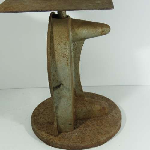 Vintage Salter scale - 25 Kg capacity - Face 19 x 19 cm, Height 38 cm and top 23 x 36 cm