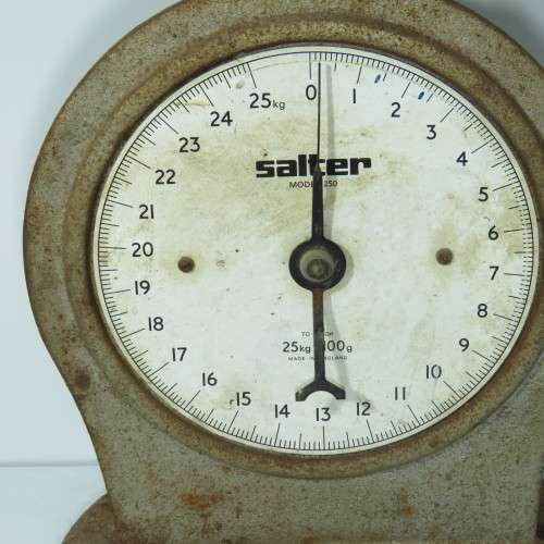 Vintage Salter scale - 25 Kg capacity - Face 19 x 19 cm, Height 38 cm and top 23 x 36 cm
