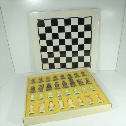 Alabaster chess set with board - Some minor damage to pieces