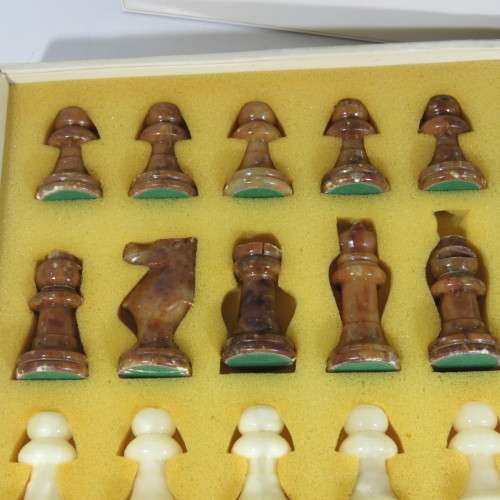 Alabaster chess set with board - Some minor damage to pieces
