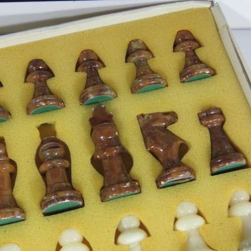 Alabaster chess set with board - Some minor damage to pieces