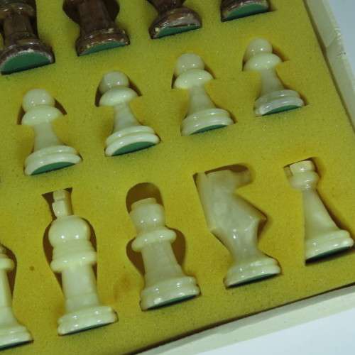 Alabaster chess set with board - Some minor damage to pieces
