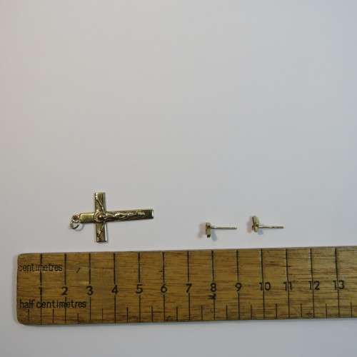 Jesus on cross 9kt gold pendant plus 2 cross ear studs - Weighs 2 grams