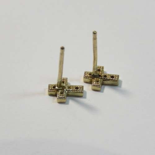 Jesus on cross 9kt gold pendant plus 2 cross ear studs - Weighs 2 grams