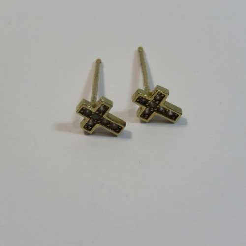 Jesus on cross 9kt gold pendant plus 2 cross ear studs - Weighs 2 grams
