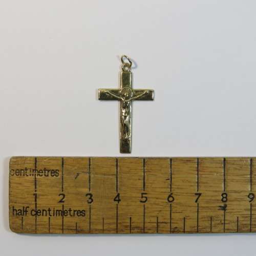 Jesus on cross 9kt gold pendant plus 2 cross ear studs - Weighs 2 grams