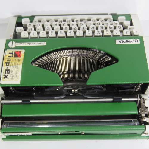 Olympia traveller De luxe S portable typewriter - 30 x 32 cm