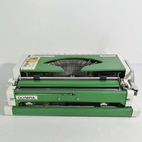 Olympia traveller De luxe S portable typewriter - 30 x 32 cm