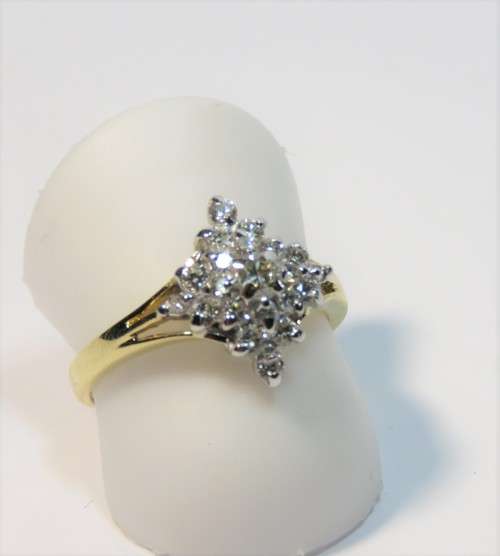 18kt Gold ring with 21 diamonds - Size: O - Weighs 4 grams
