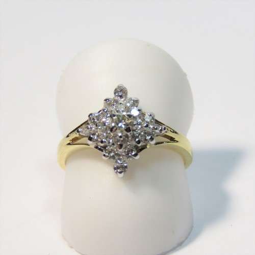 18kt Gold ring with 21 diamonds - Size: O - Weighs 4 grams