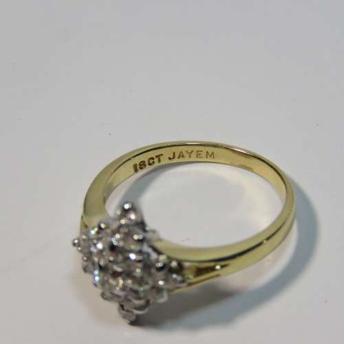 18kt Gold ring with 21 diamonds - Size: O - Weighs 4 grams