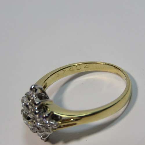 18kt Gold ring with 21 diamonds - Size: O - Weighs 4 grams