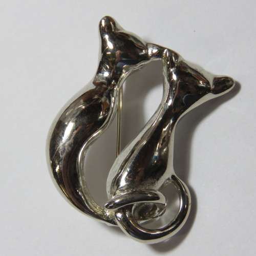 Costume jewellery cat brooch