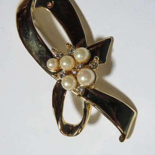 Goldplated fashion jewellery brooch