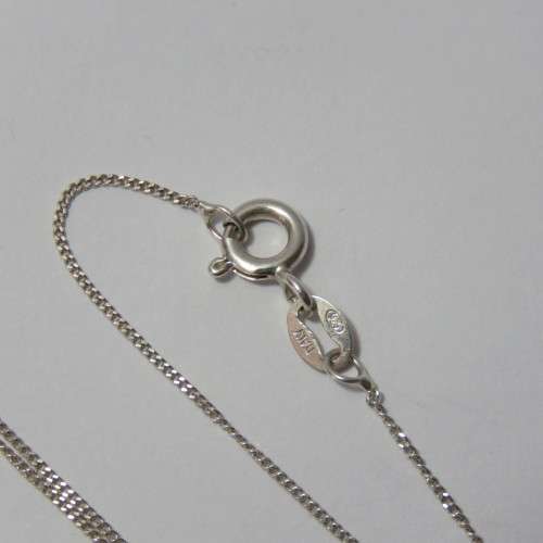 Sterling silver necklace with purple stone pendant - Weighs 1,9 grams - Length 25 cm (closed)