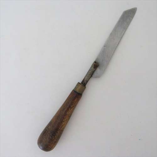 Unusual shaped carving knife