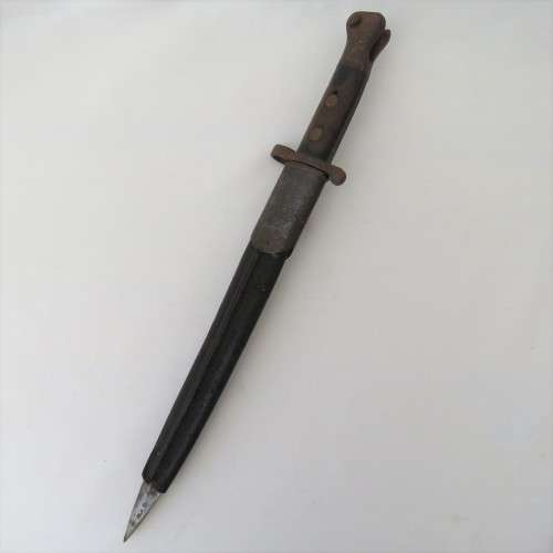 1888 Pattern Enfield .303 bayonet - Issued 1898 - Sheath damaged - Bayonet 42 cm - Blade 30 cm