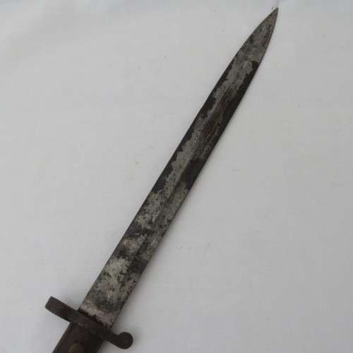 1888 Pattern Enfield .303 bayonet - Issued 1898 - Sheath damaged - Bayonet 42 cm - Blade 30 cm