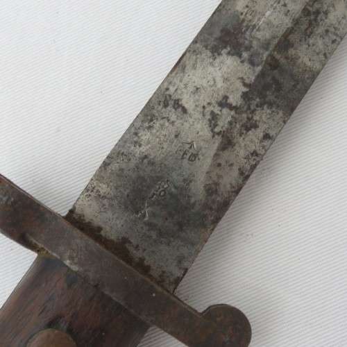 1888 Pattern Enfield .303 bayonet - Issued 1898 - Sheath damaged - Bayonet 42 cm - Blade 30 cm