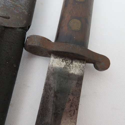 1888 Pattern Enfield .303 bayonet - Issued 1898 - Sheath damaged - Bayonet 42 cm - Blade 30 cm